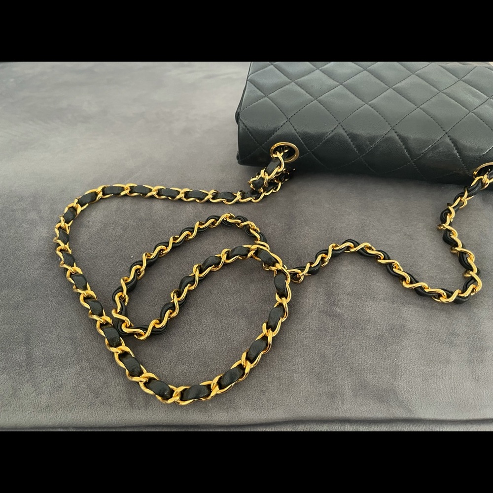 Authentic Chanel classic crossbody flap bag - Picture 4 of 13